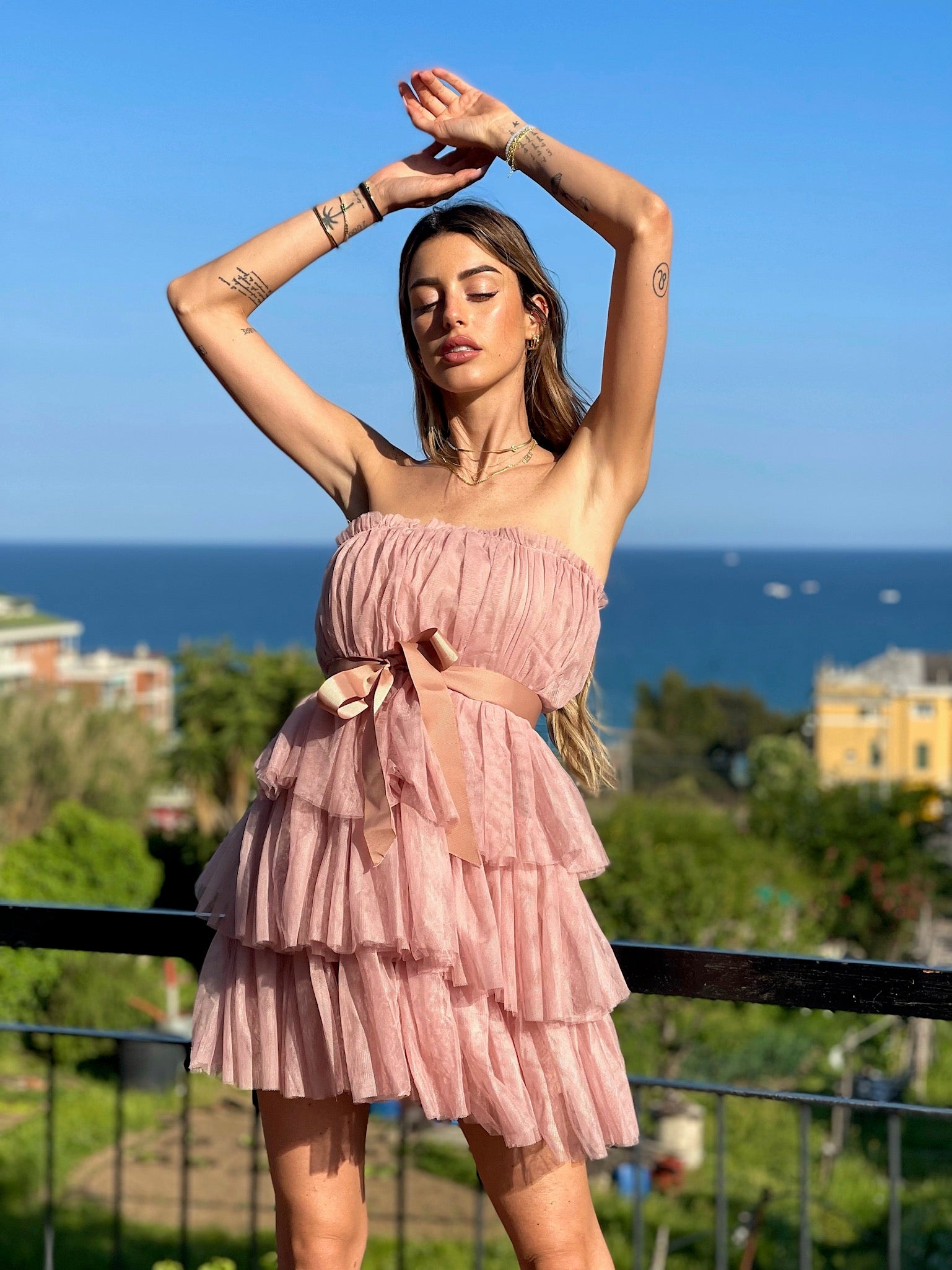 Abito in tulle a fascia cipria