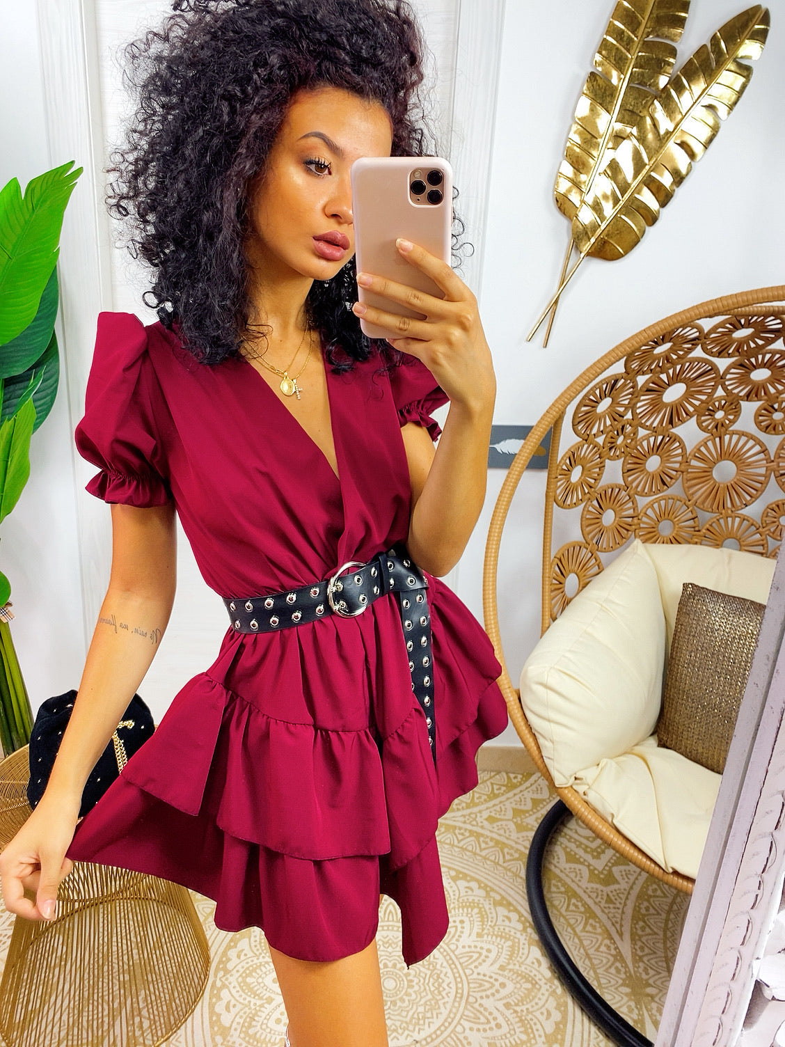 Abito corto bordeaux con gonna asimmetrica