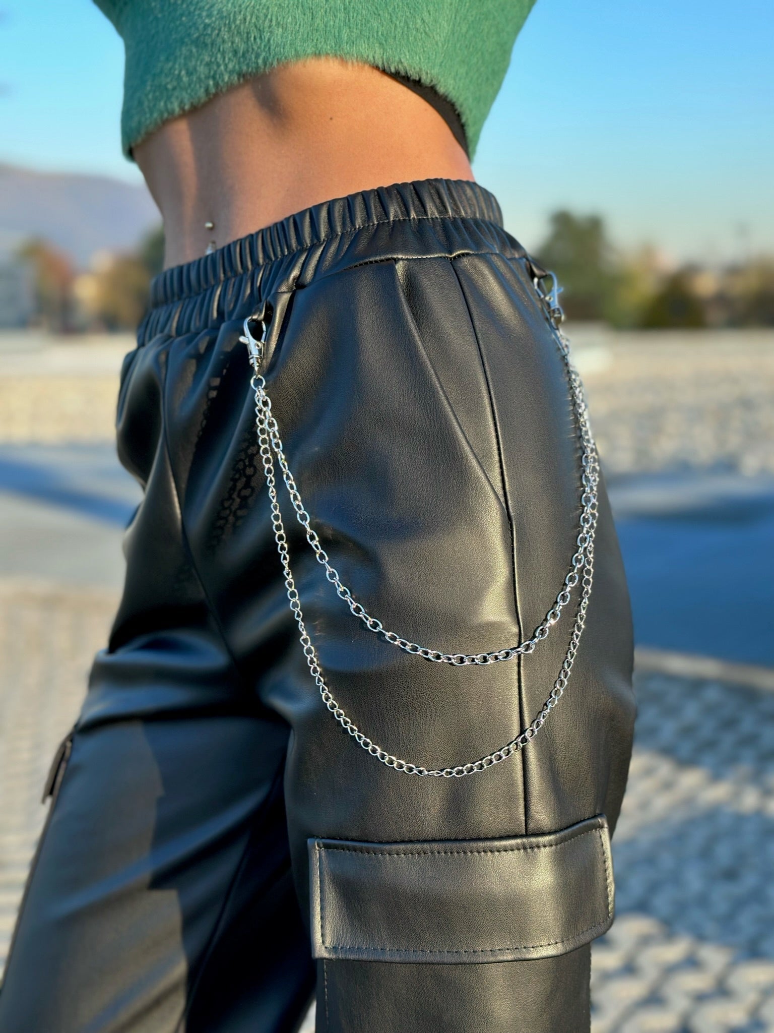 Pantalone in ecopelle con catenina nero