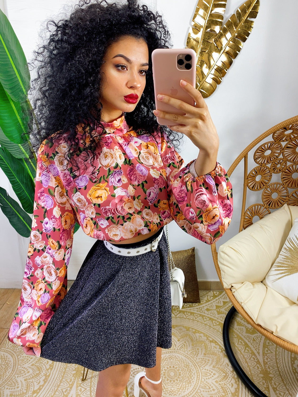 Top crop con rose rosa