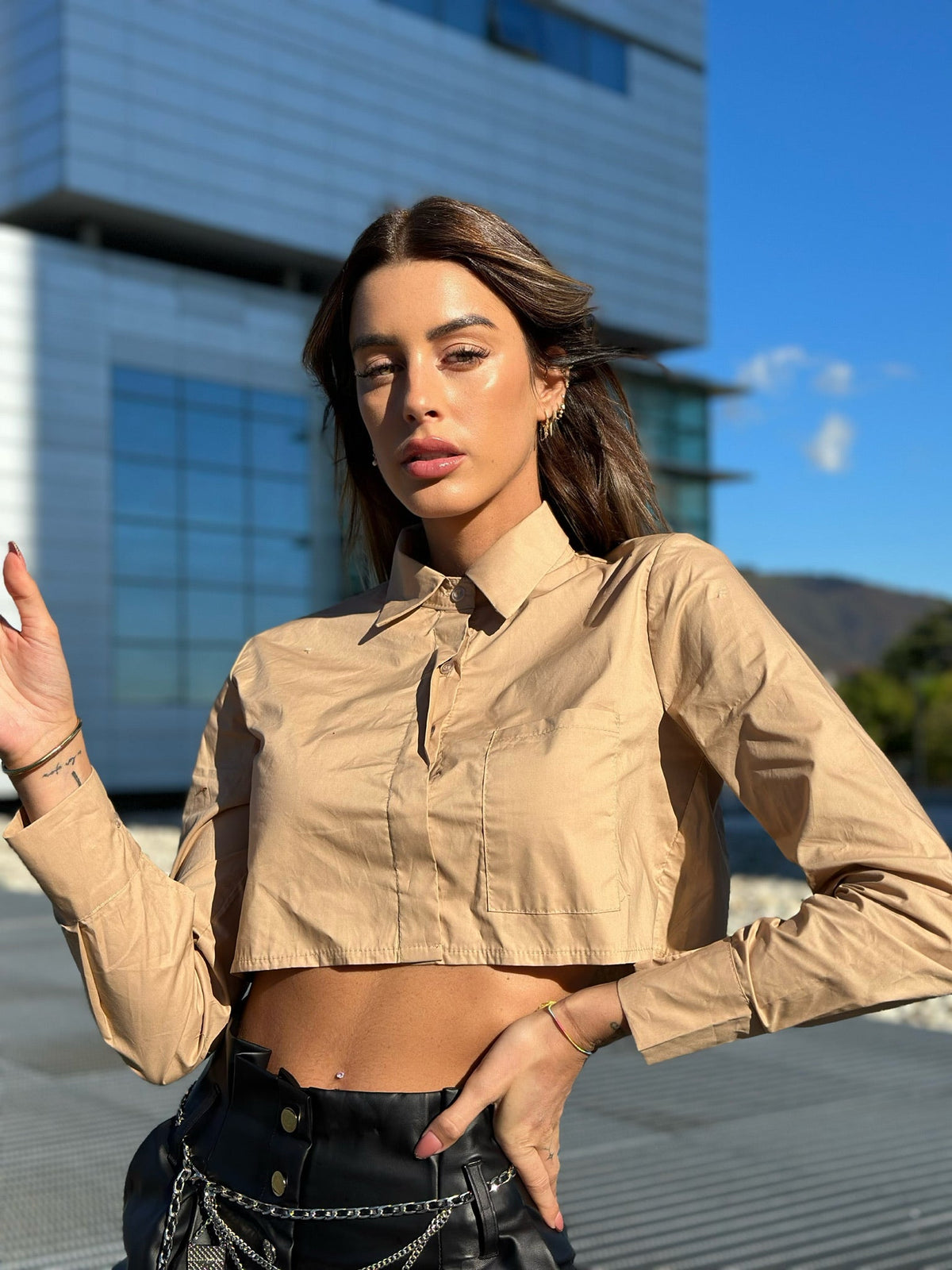Camicia crop beige con taschino