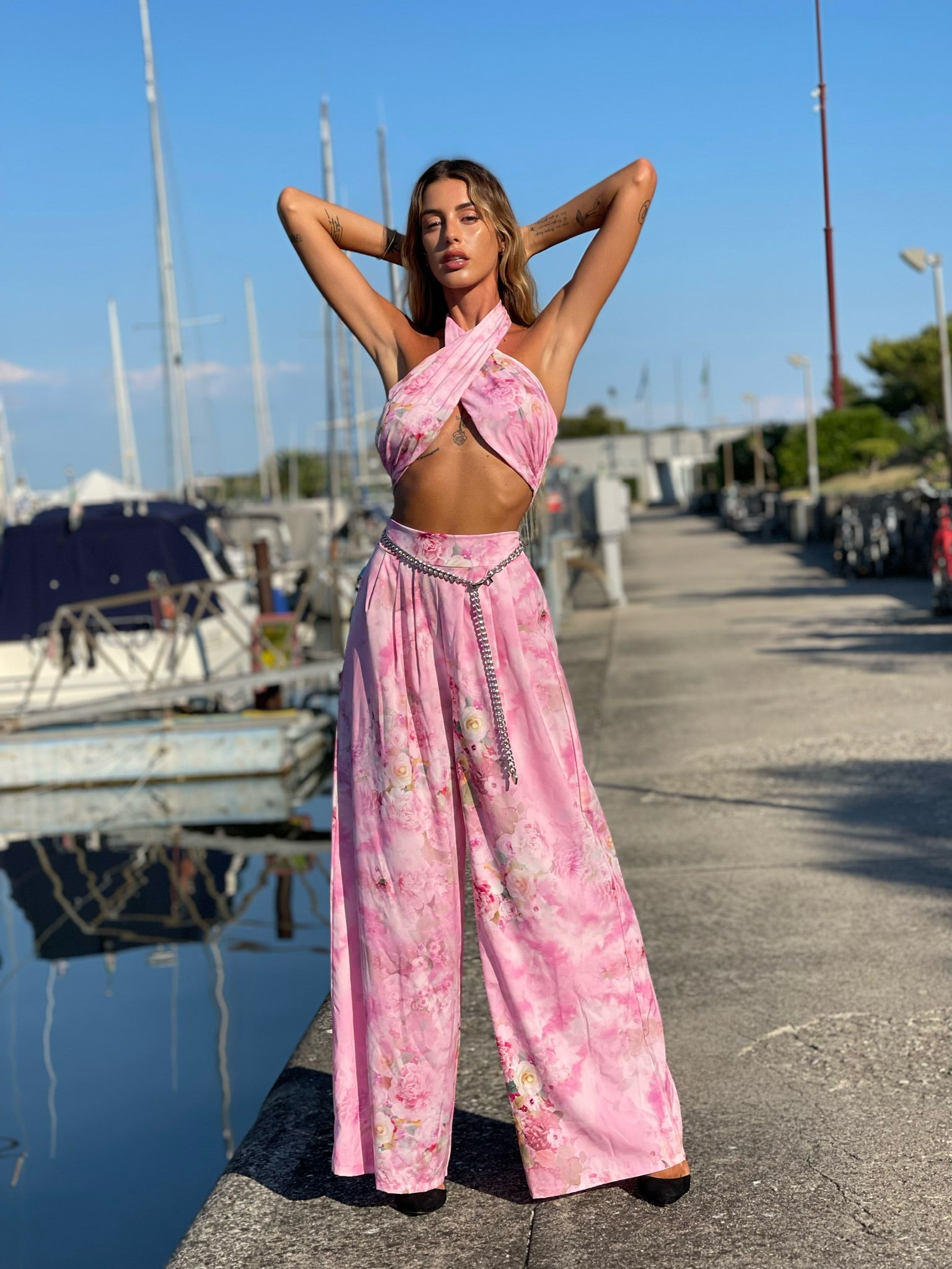 Completo top e pantalone rosa a fiori
