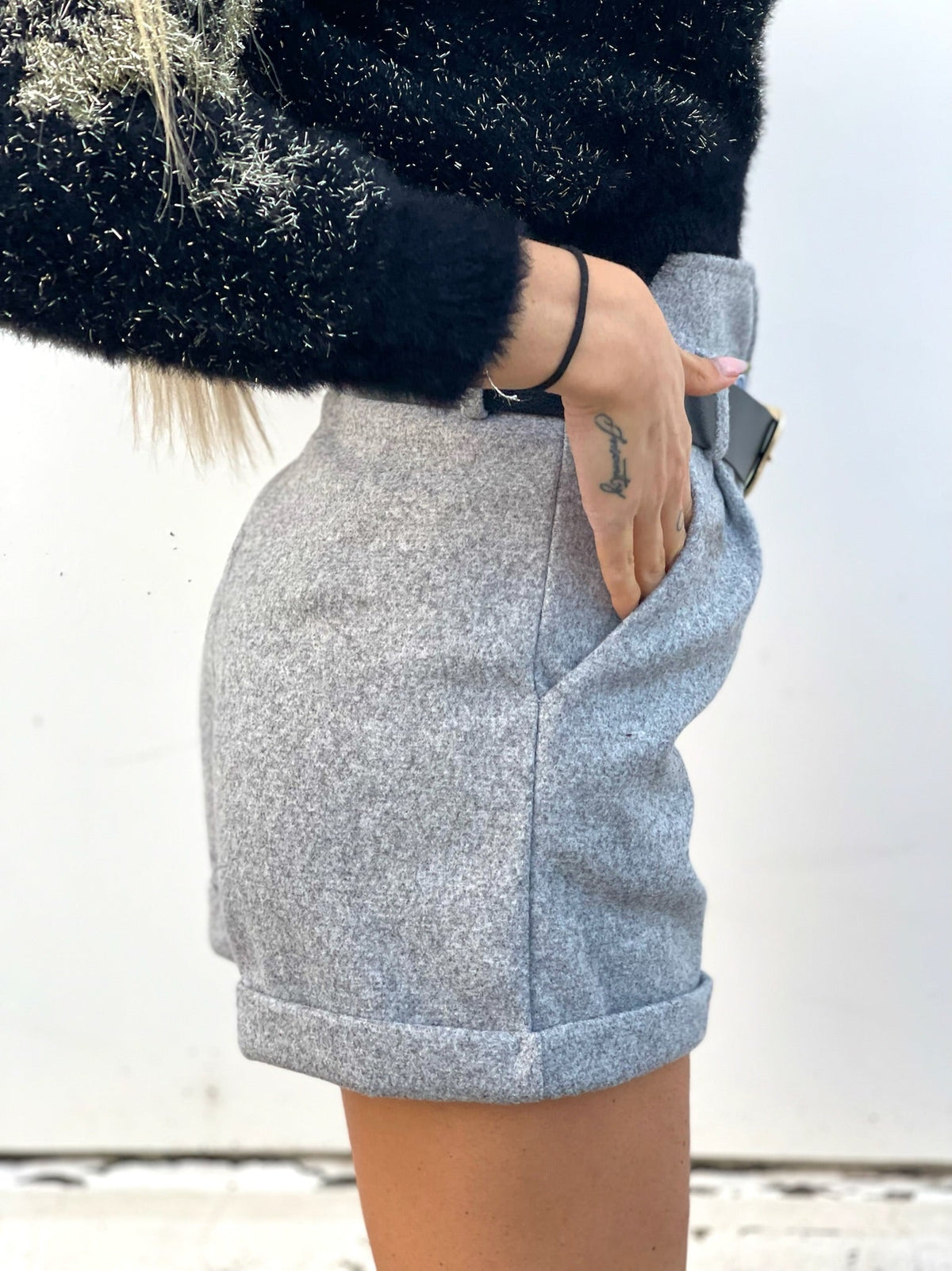 Short grigio in panno con cintura