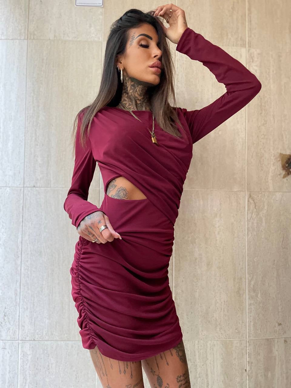 Abito Bordeaux con oblò