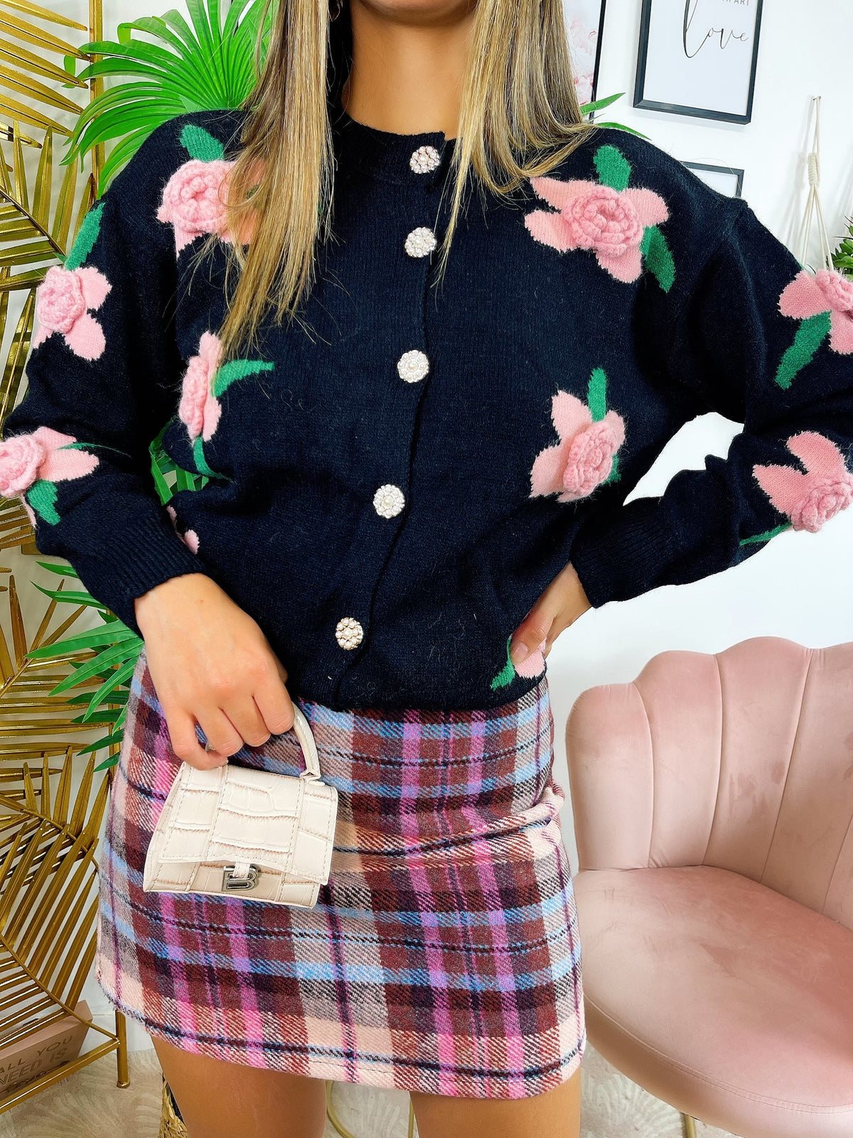 Cardigan nero con rose