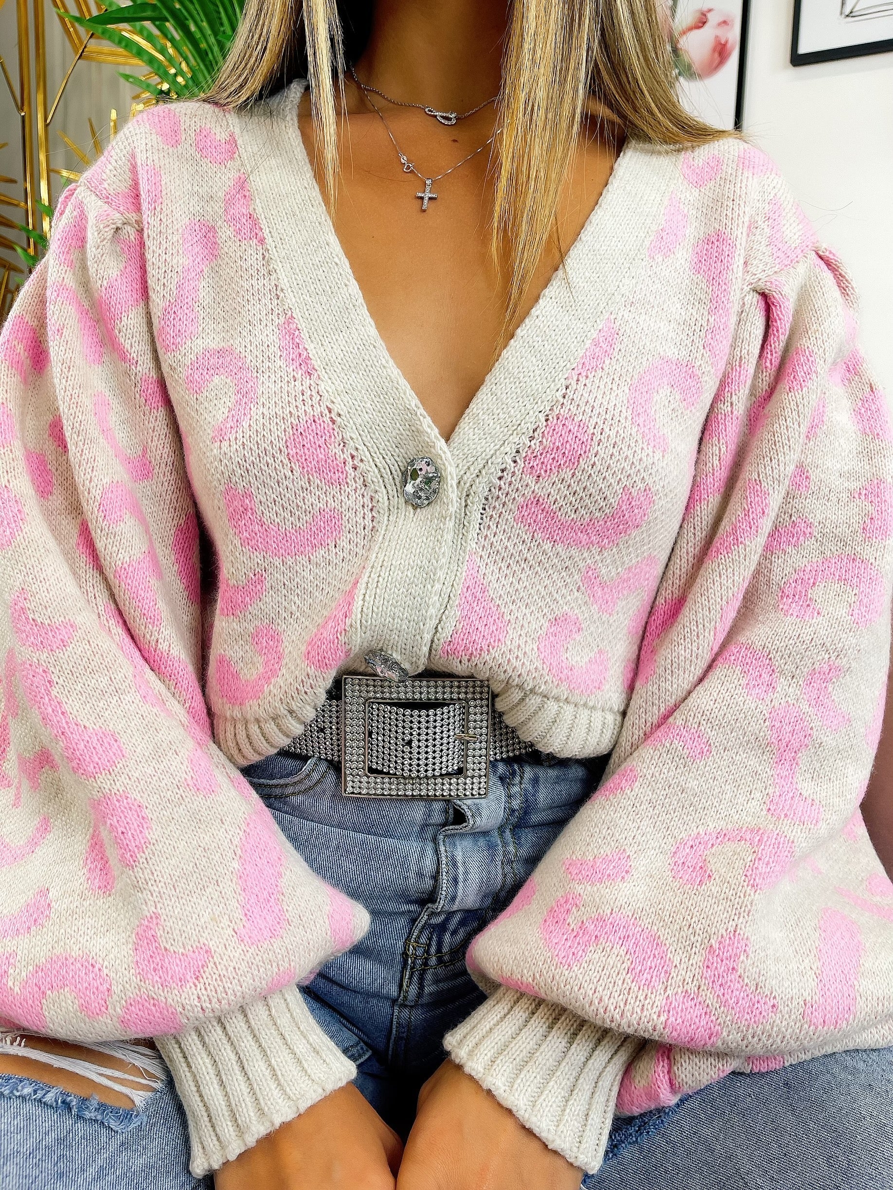 Cardigan maculato rosa con gioiello