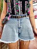 Short in jeans leggermente sfrangiato
