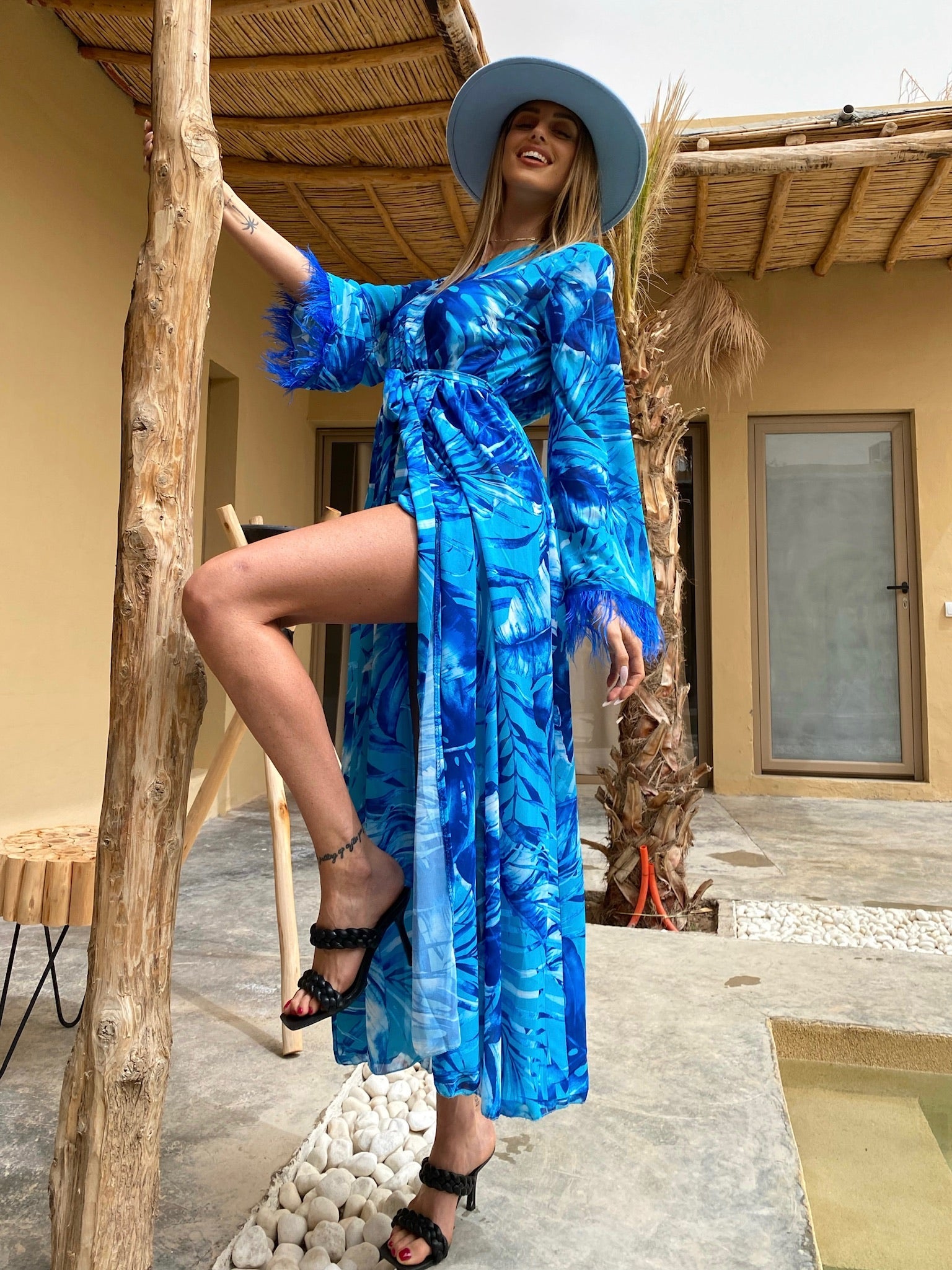 Abito con maxi spacco azzurro con piume