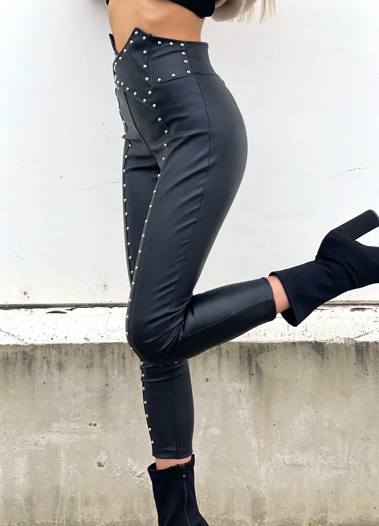 Pantalone in ecopelle con borchie