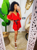 Abito in raso rosso con rouches