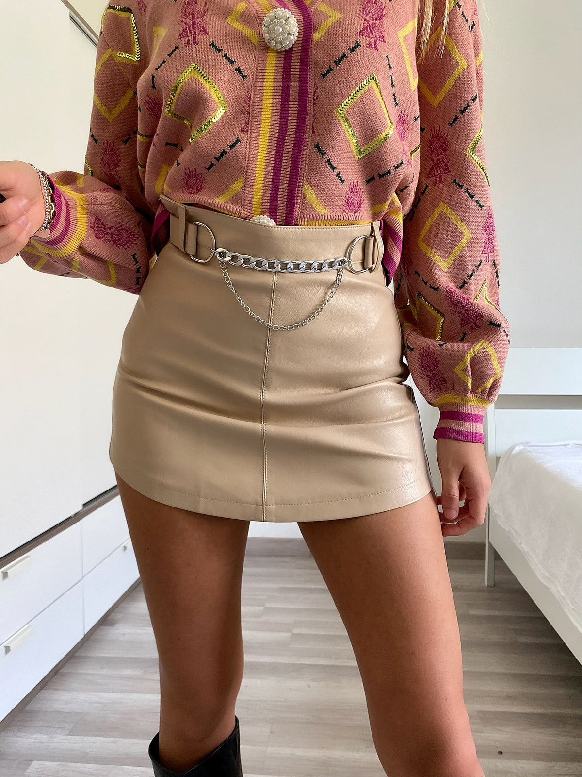 Short in ecopelle con cintura nude