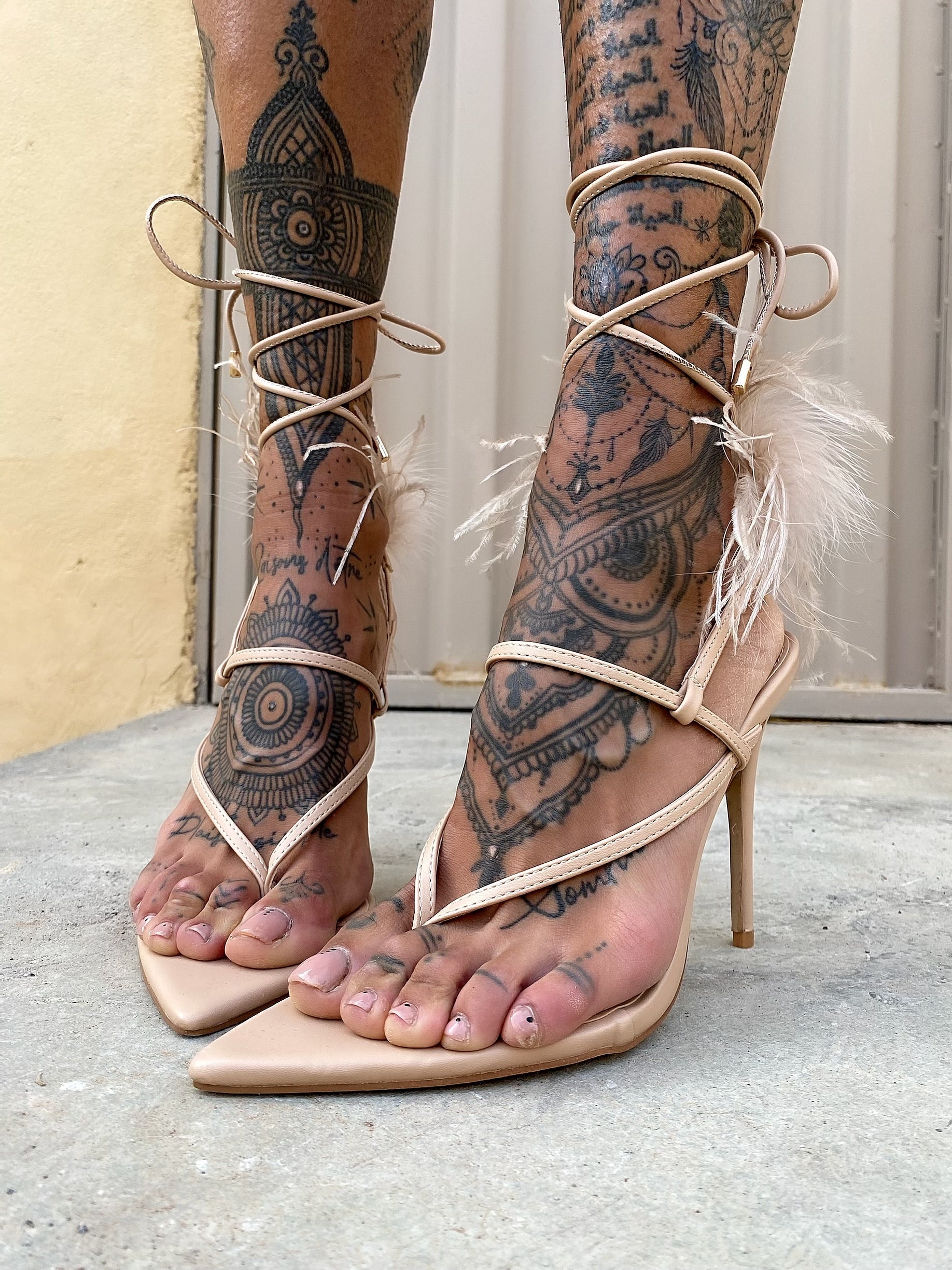 Tacchi con piume nude