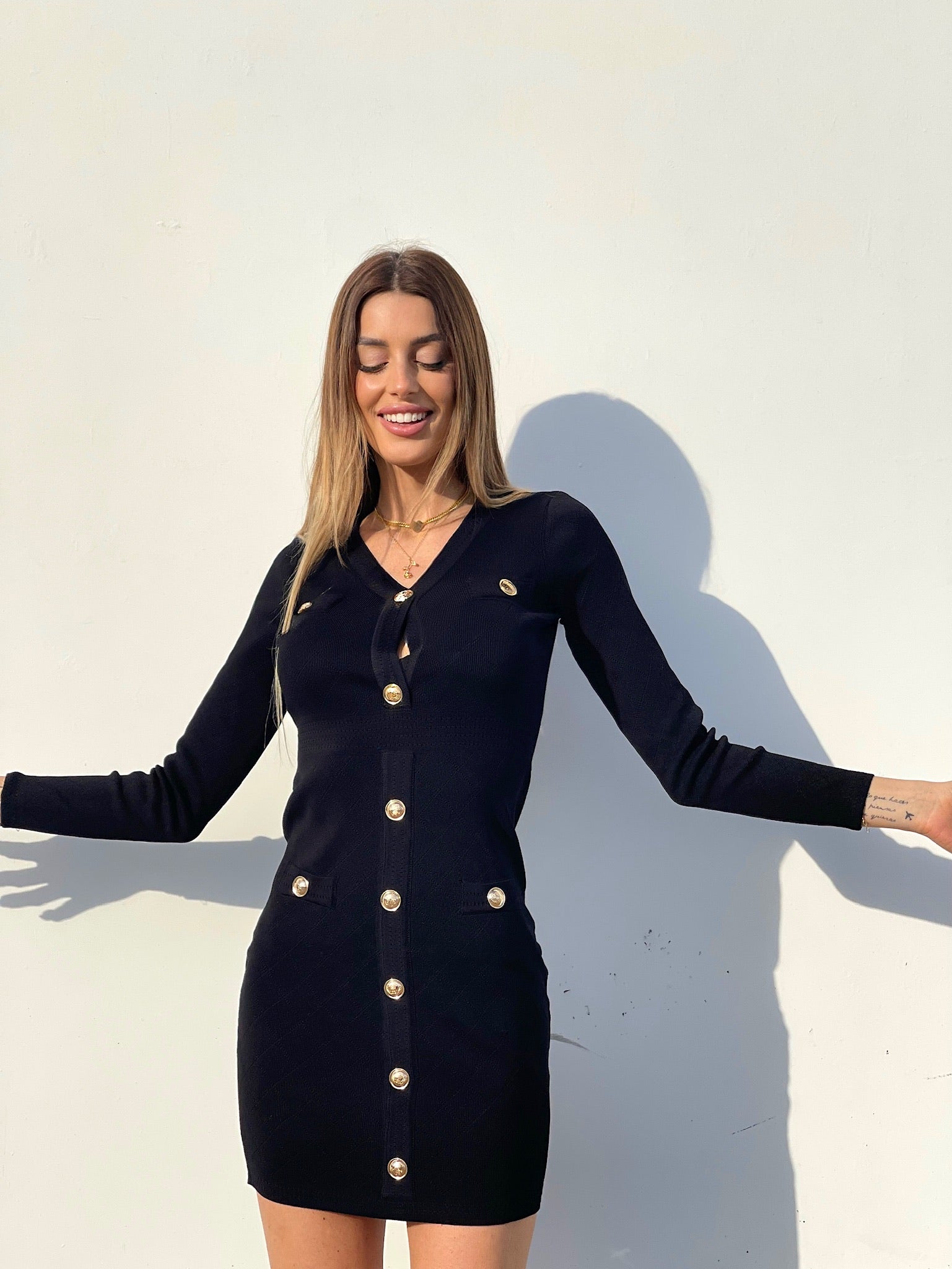 Abito in maglia con bottoni oro base nera