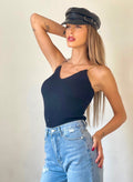 Cappello in eco pelle con fibbia