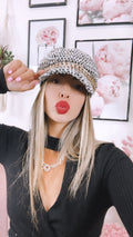 Cappello bianco e nero catena oro