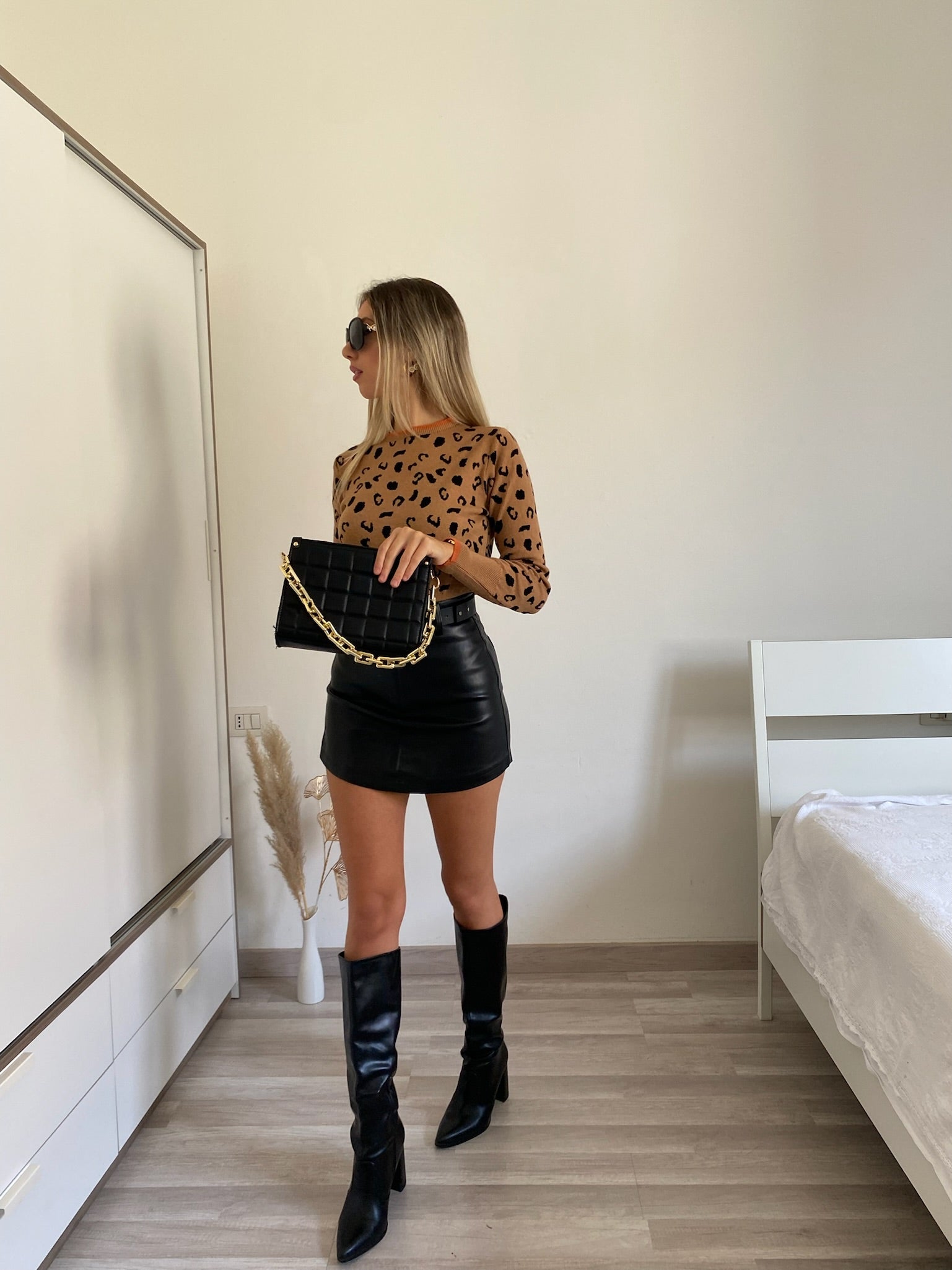 Short in ecopelle con cintura nero