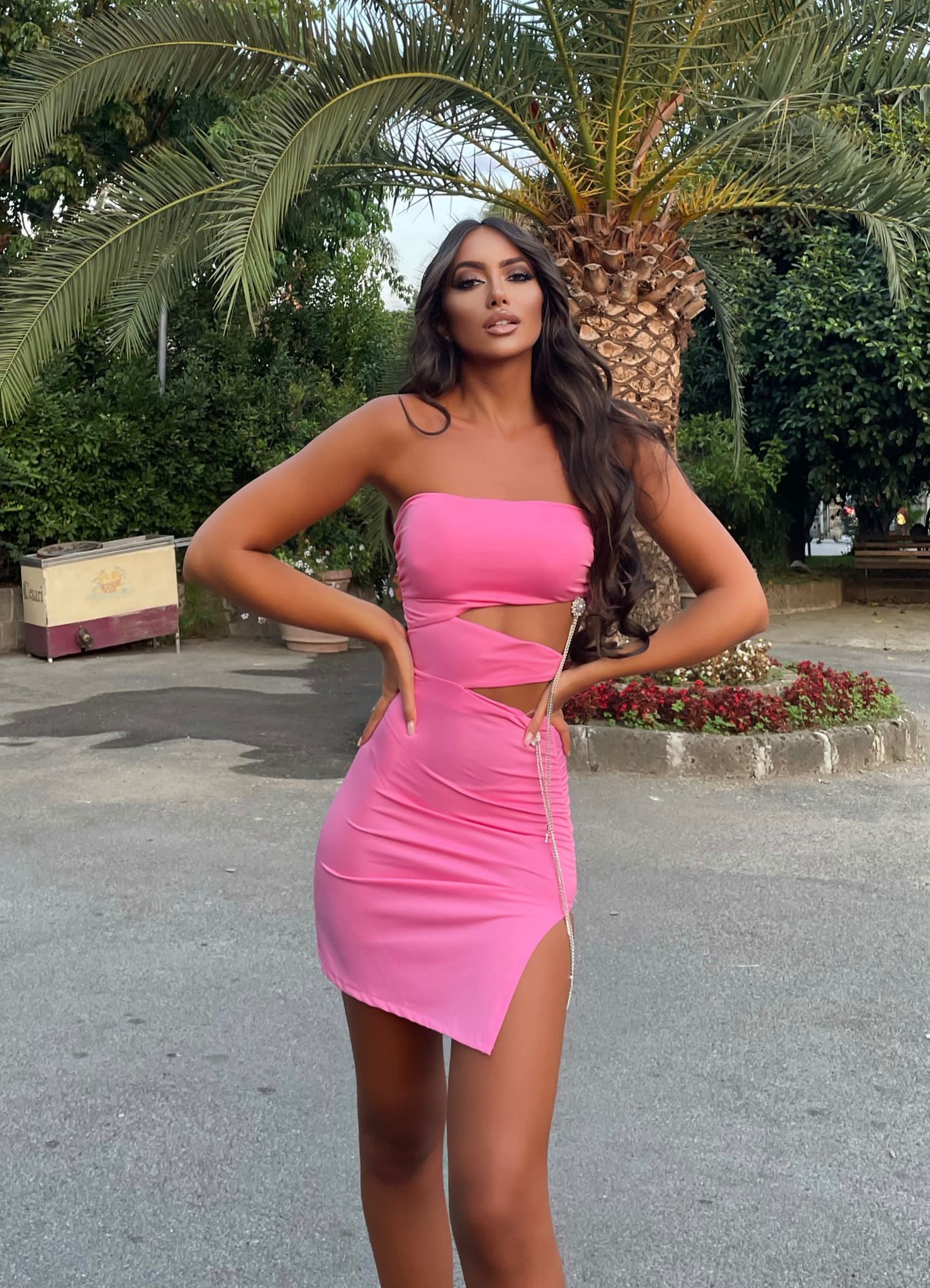 Abito a fascia rosa con ciondoli