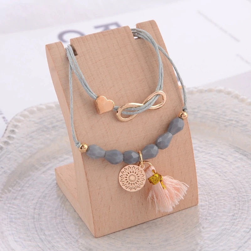 Bracciale con infinito e dettagli rosa grigio
