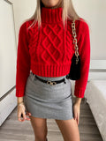 Maglione rosso a trecce