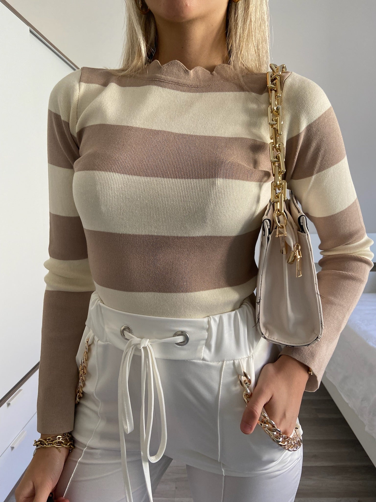 Maglione a righe con spacco nude