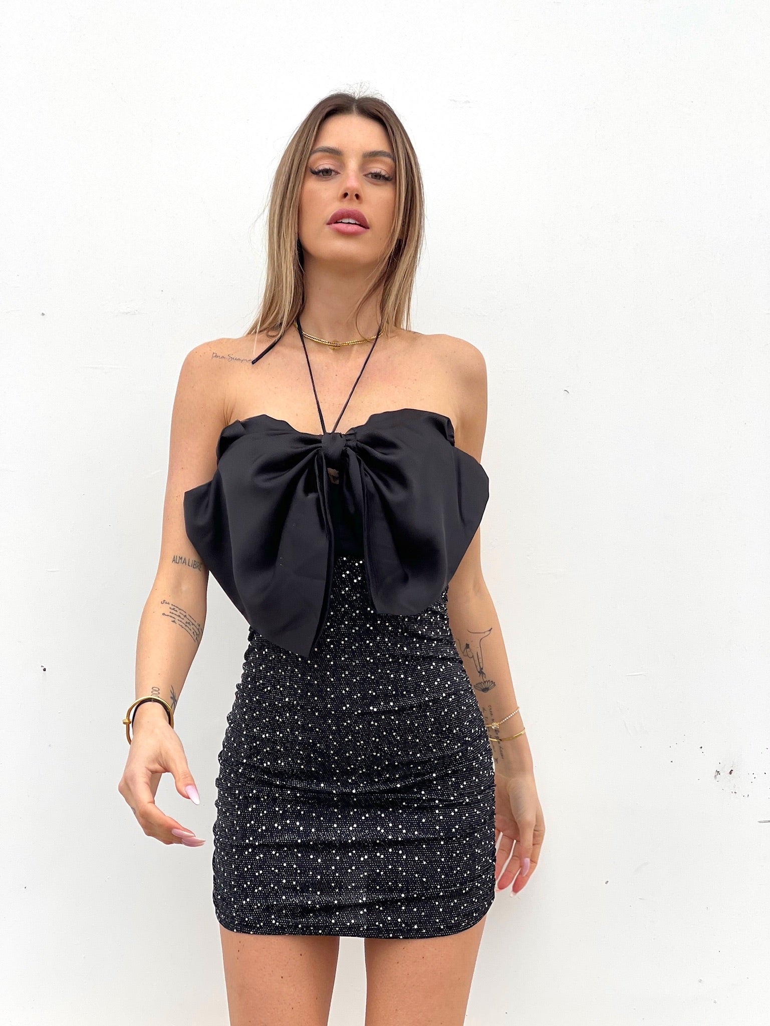 Abito con maxi fiocco e gonna in paillettes