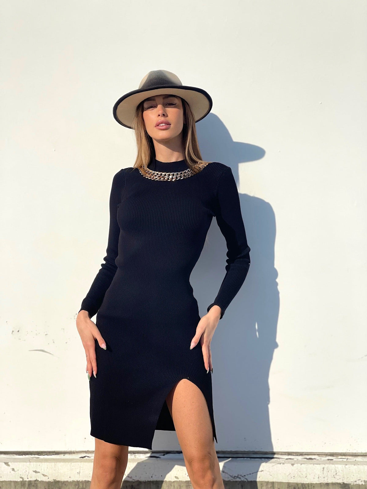 Abito in maglia nero con catene Oro