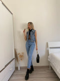 Jeans con strappo e borchie