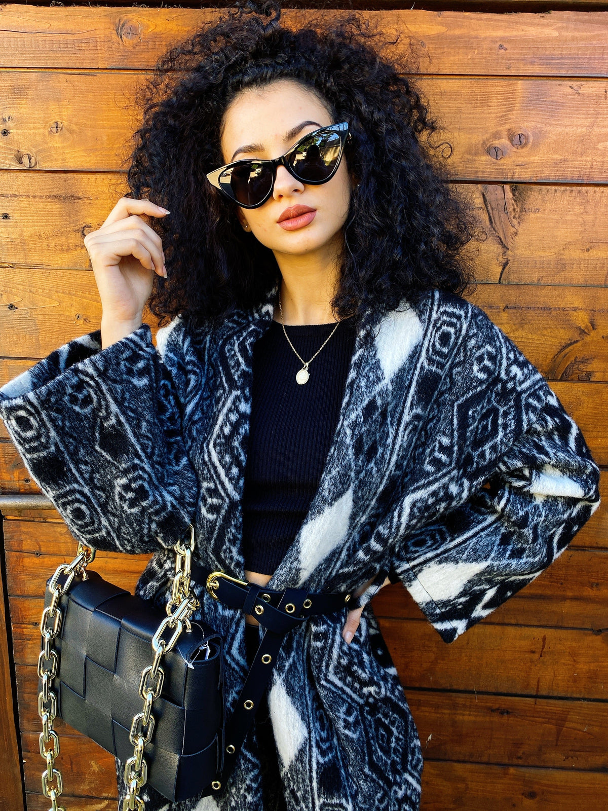 Cardigan lungo bianco e nero con frange e cinta