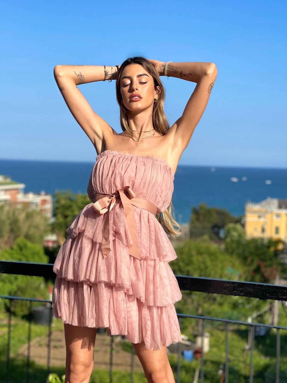 Abito in tulle a fascia cipria