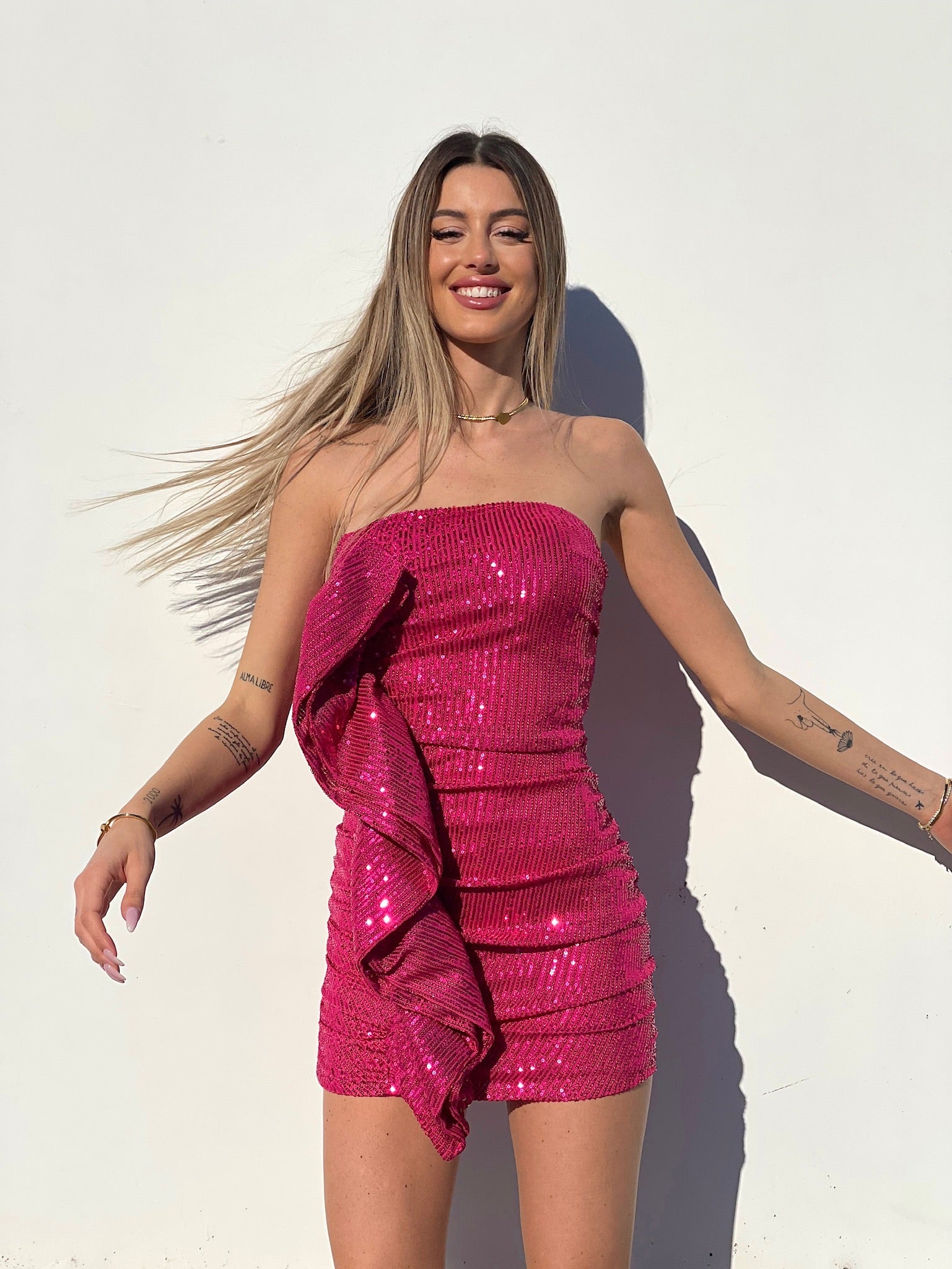 Abito Fuxia con paillettes e maxi Rouches