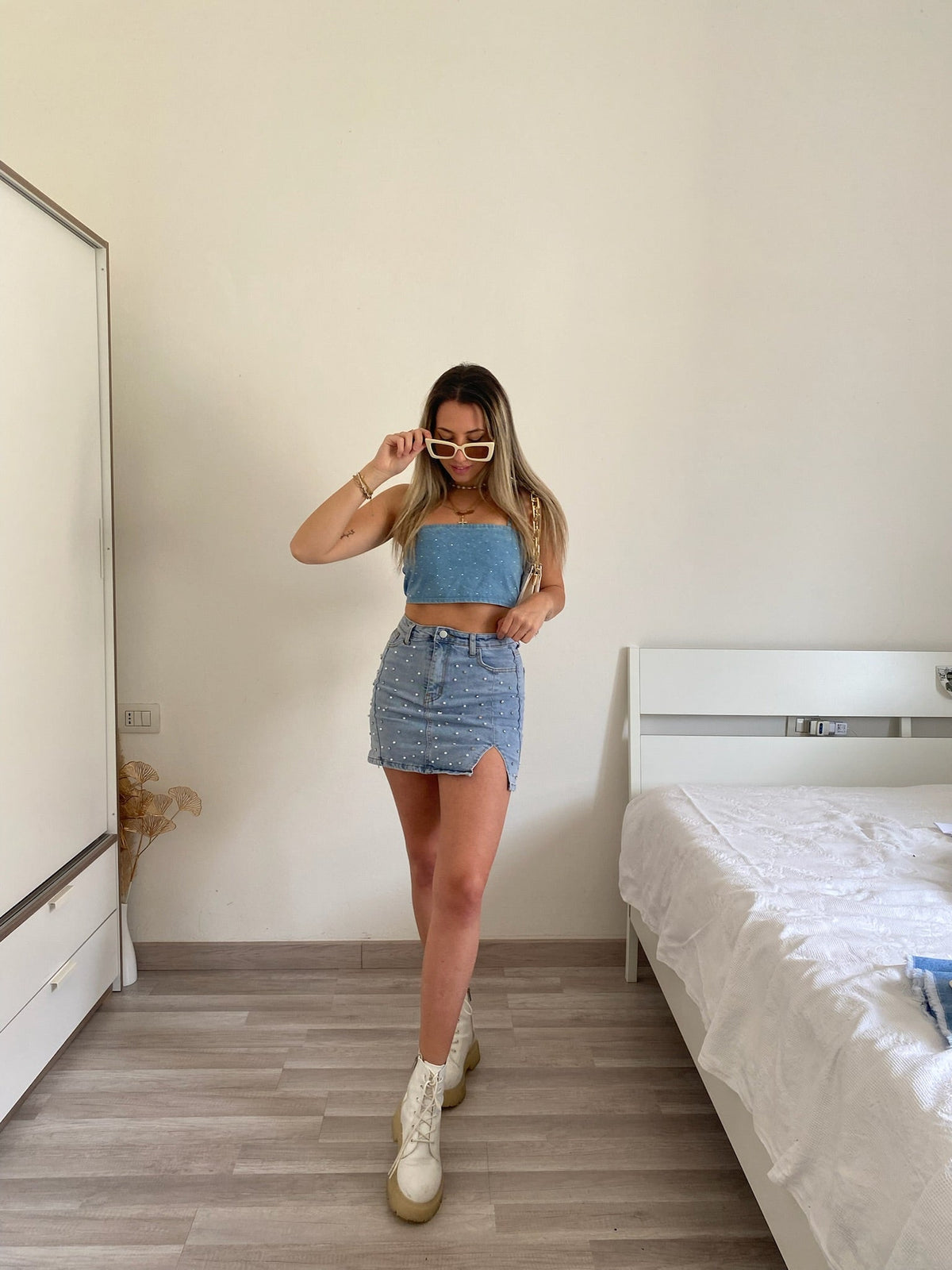 Top in jeans con strass