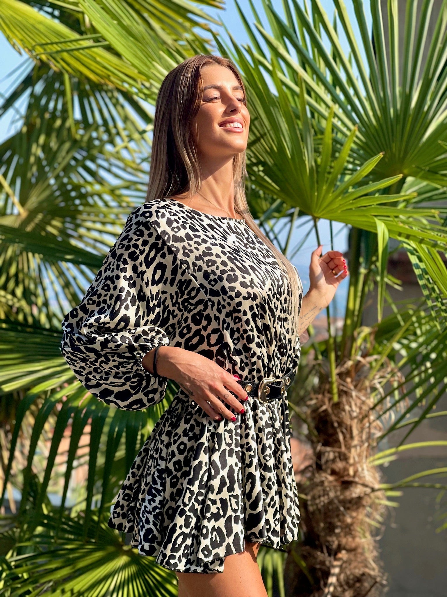 Abito maculato con cintura bianco e nero
