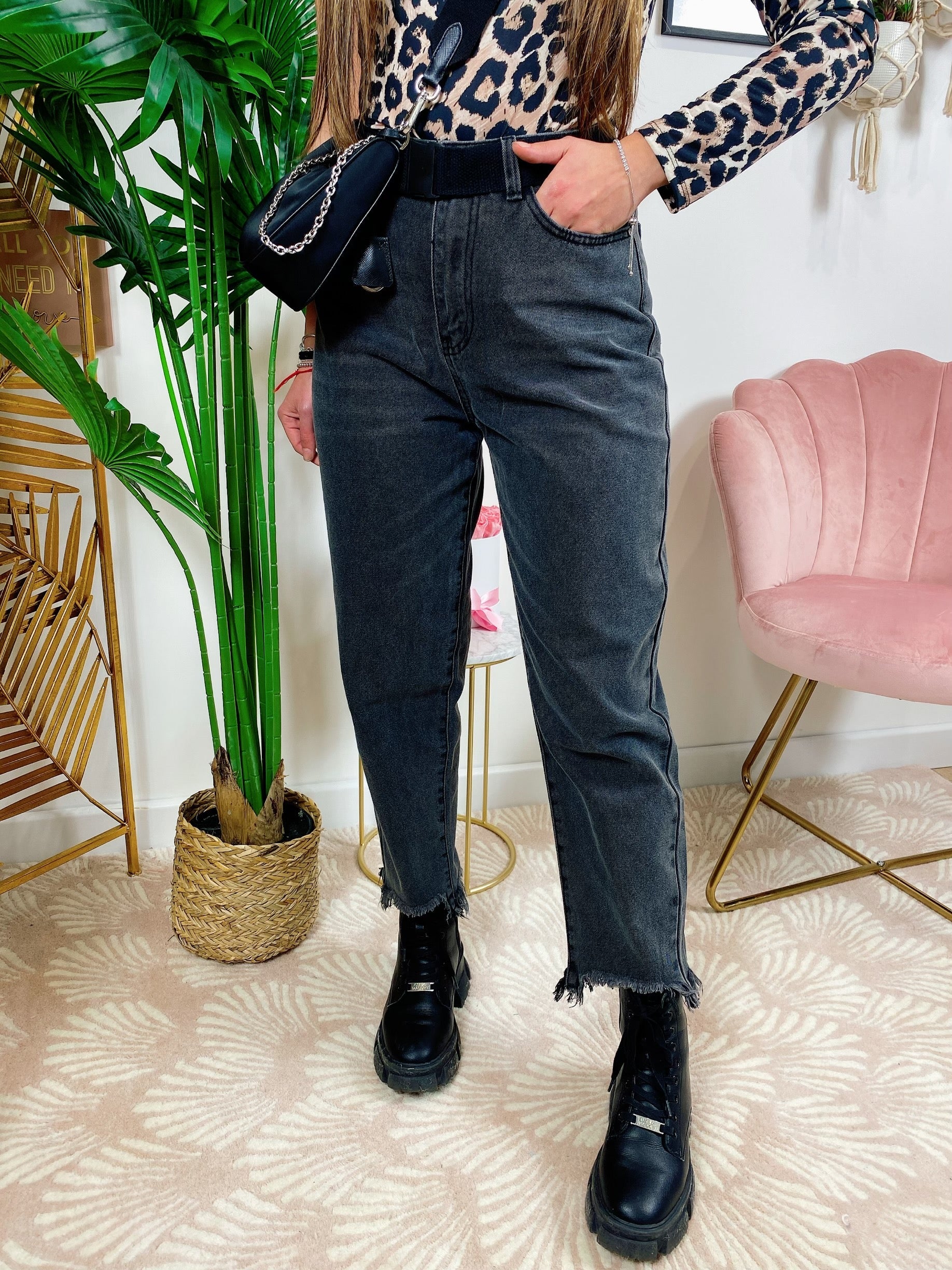 Jeans scuro con cintura sfrangiato