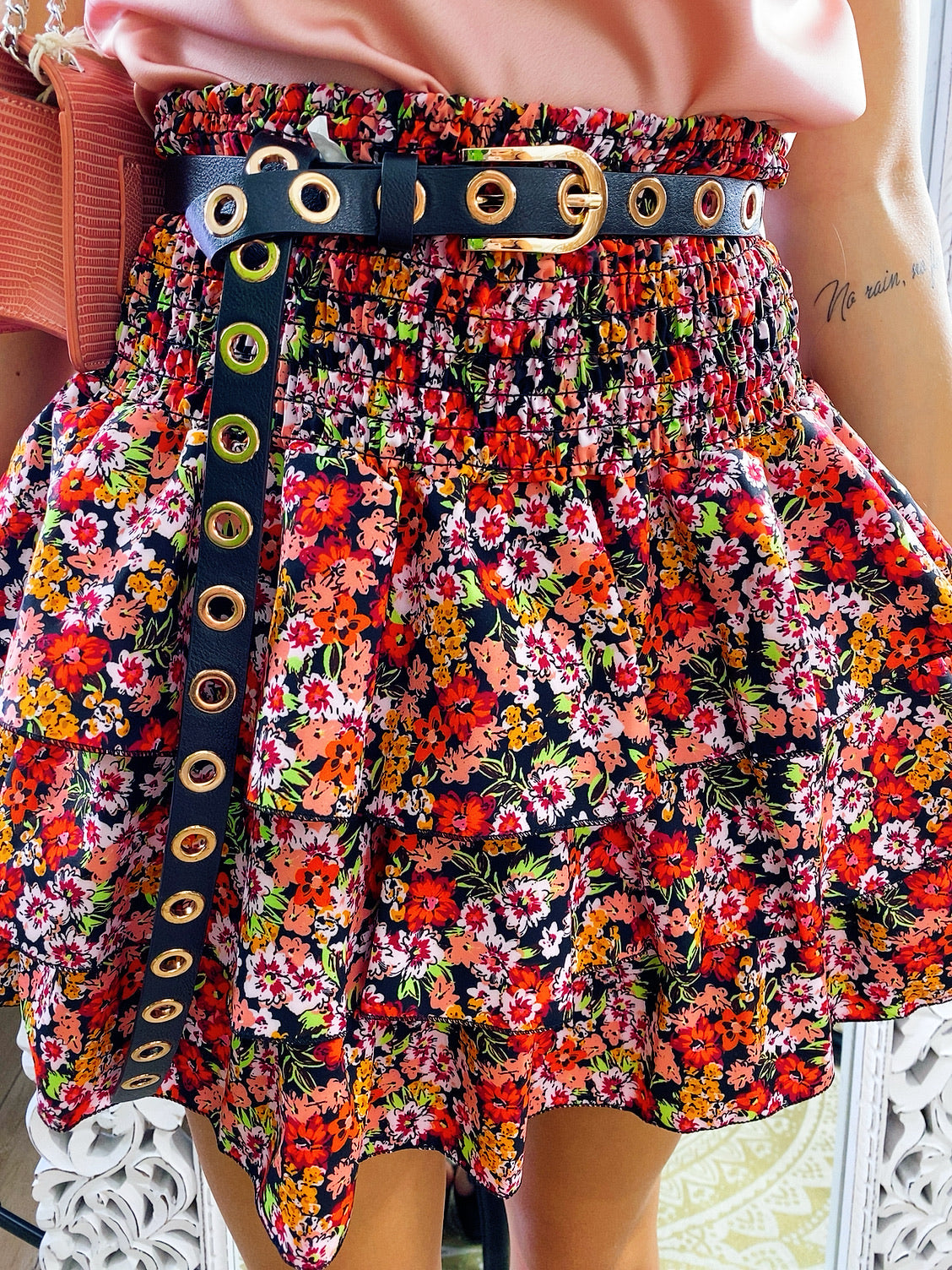 Gonna a balze con fiori rossi e arancio