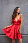 Abito in raso rosso corto