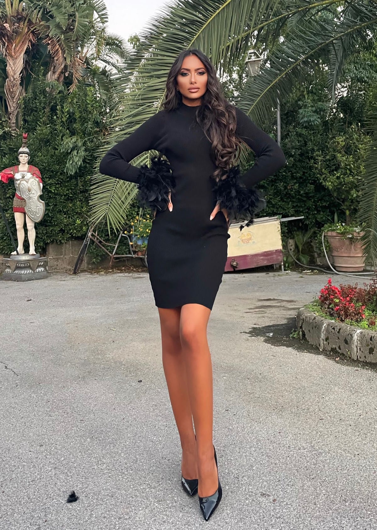 Tubino nero con piume
