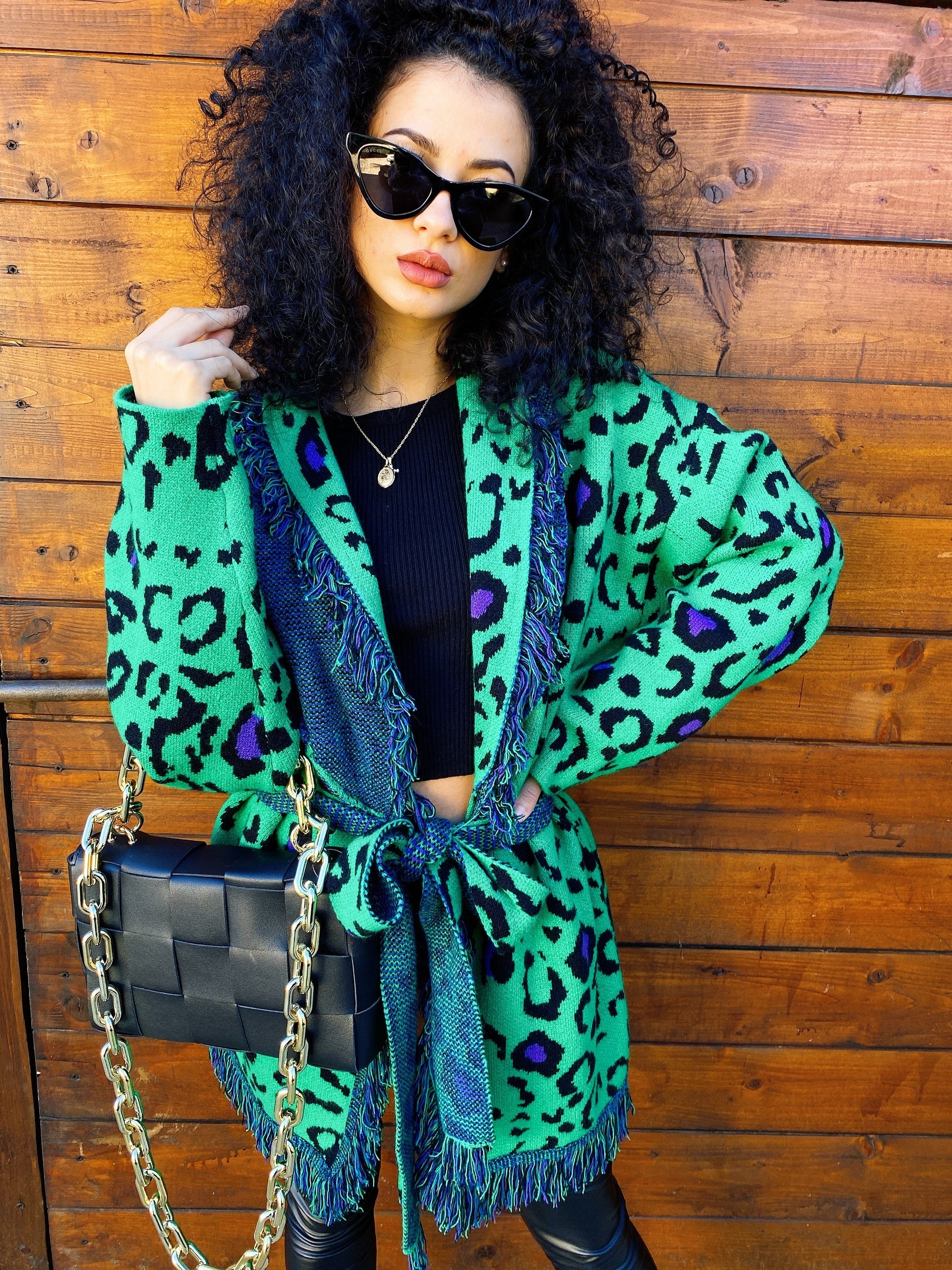 Cardigan verde con frange e cinta