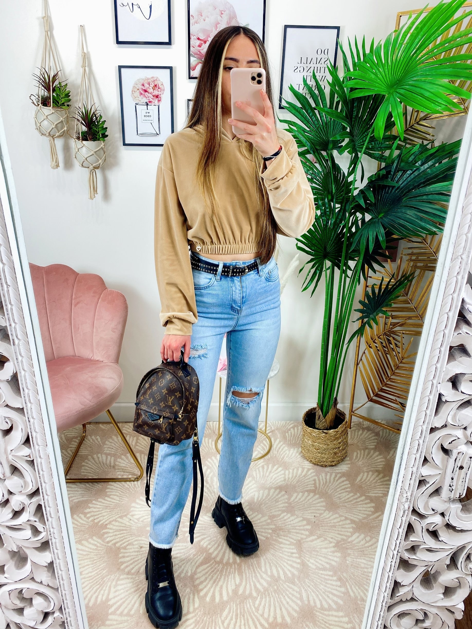 Jeans con strappi e cintura compresa