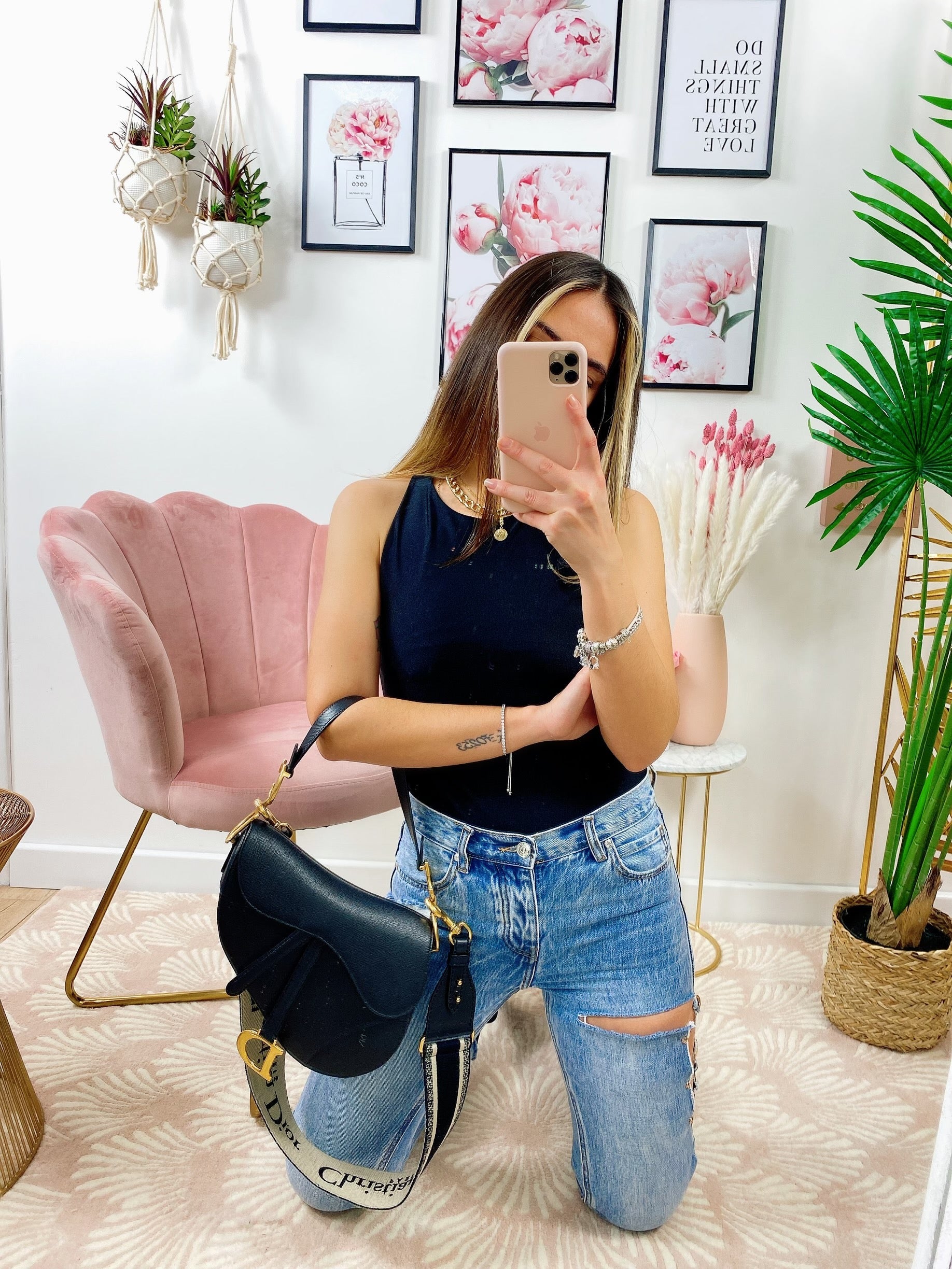 Jeans con spacco e spille