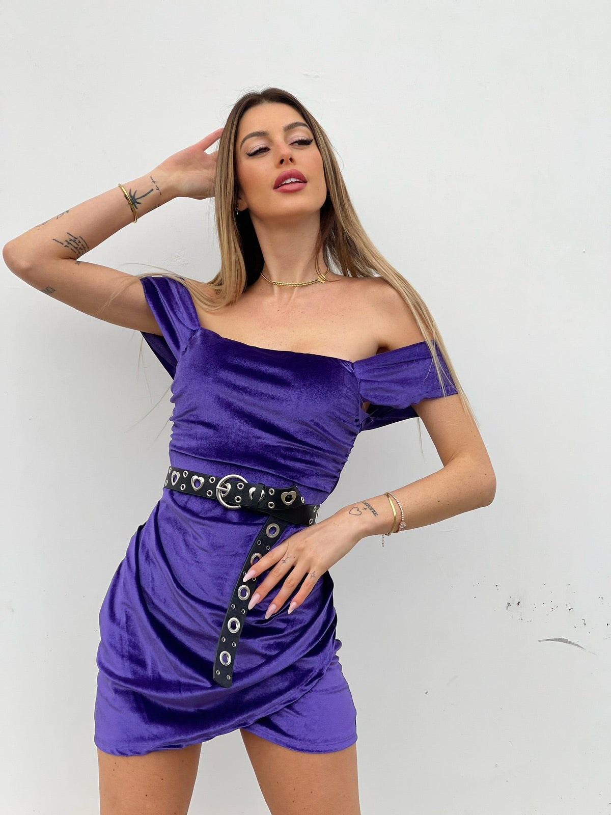 Abito in velluto viola scollo a barchetta