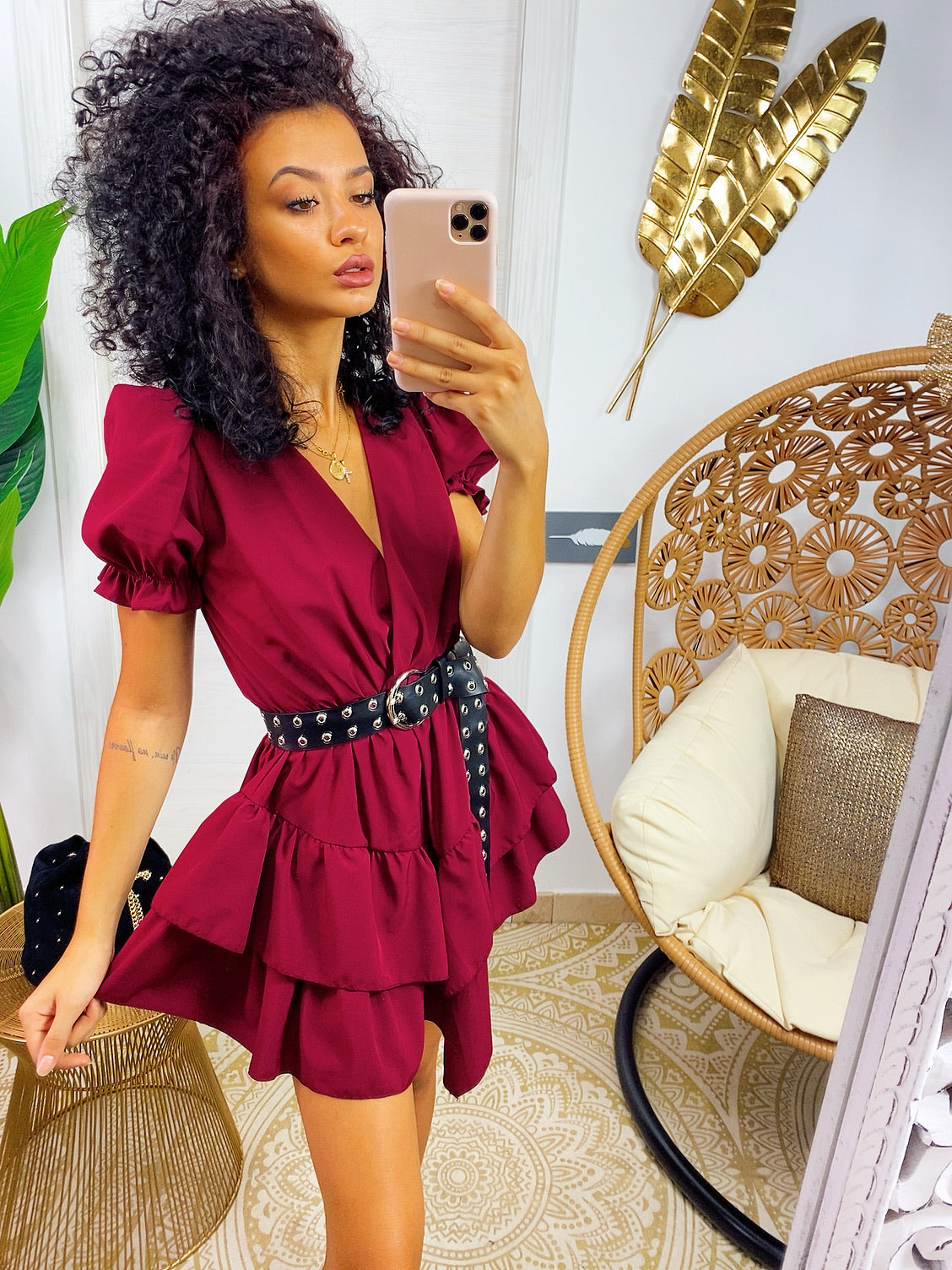 Abito corto bordeaux con gonna asimmetrica