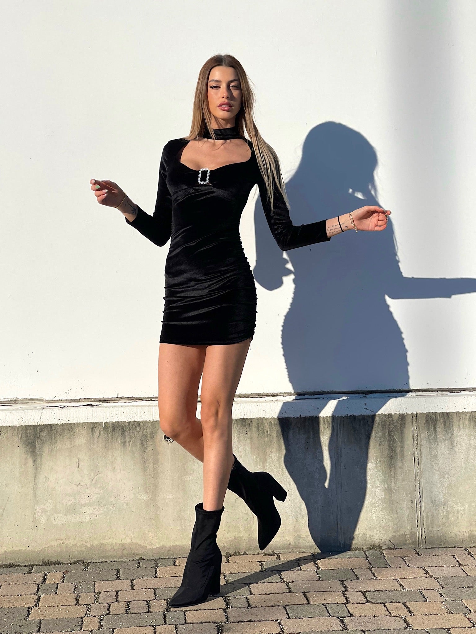 Abito in velluto nero con colletto e fibbia