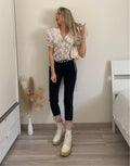 Camicia bianca a manica corta con fiori