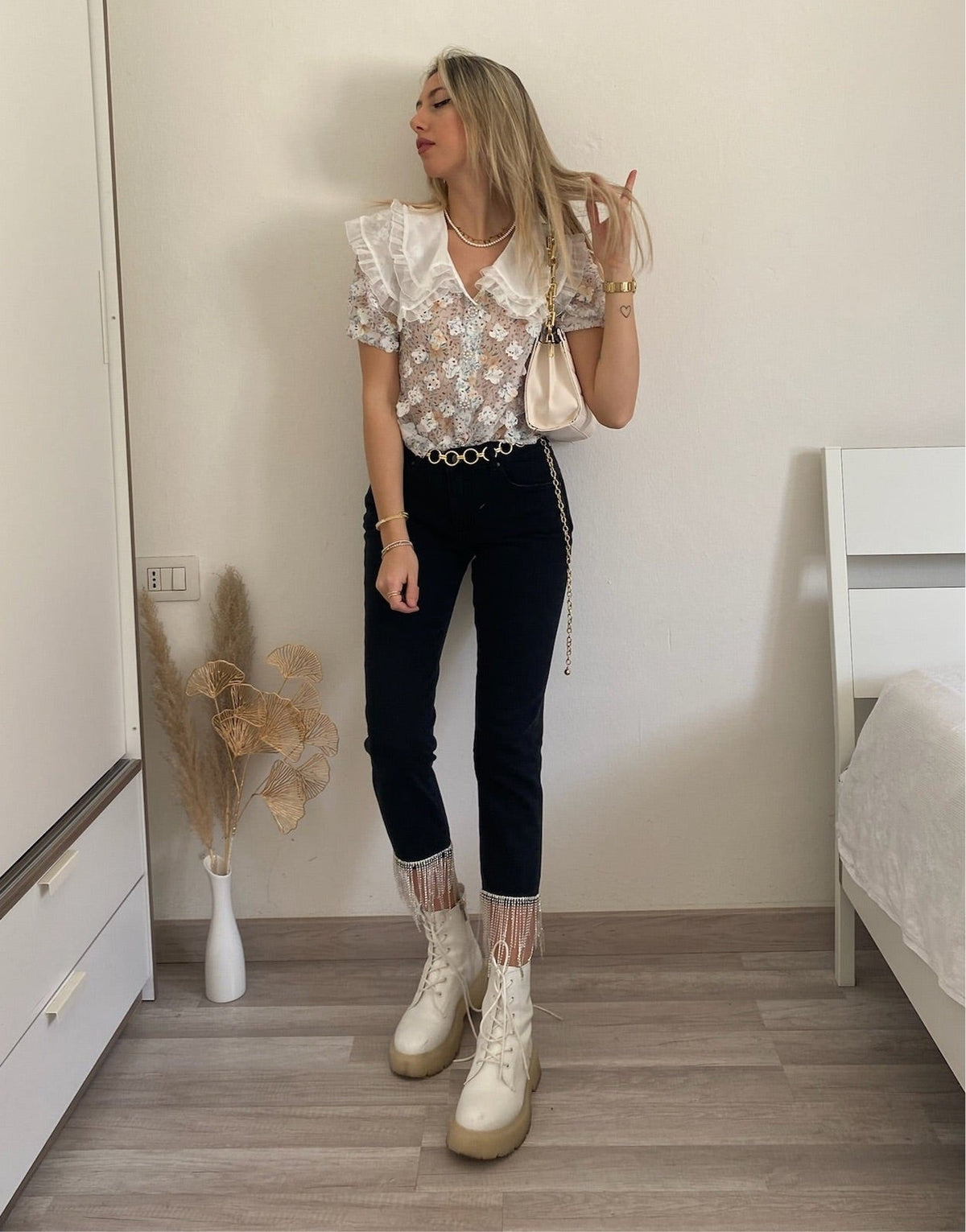 Camicia bianca a manica corta con fiori
