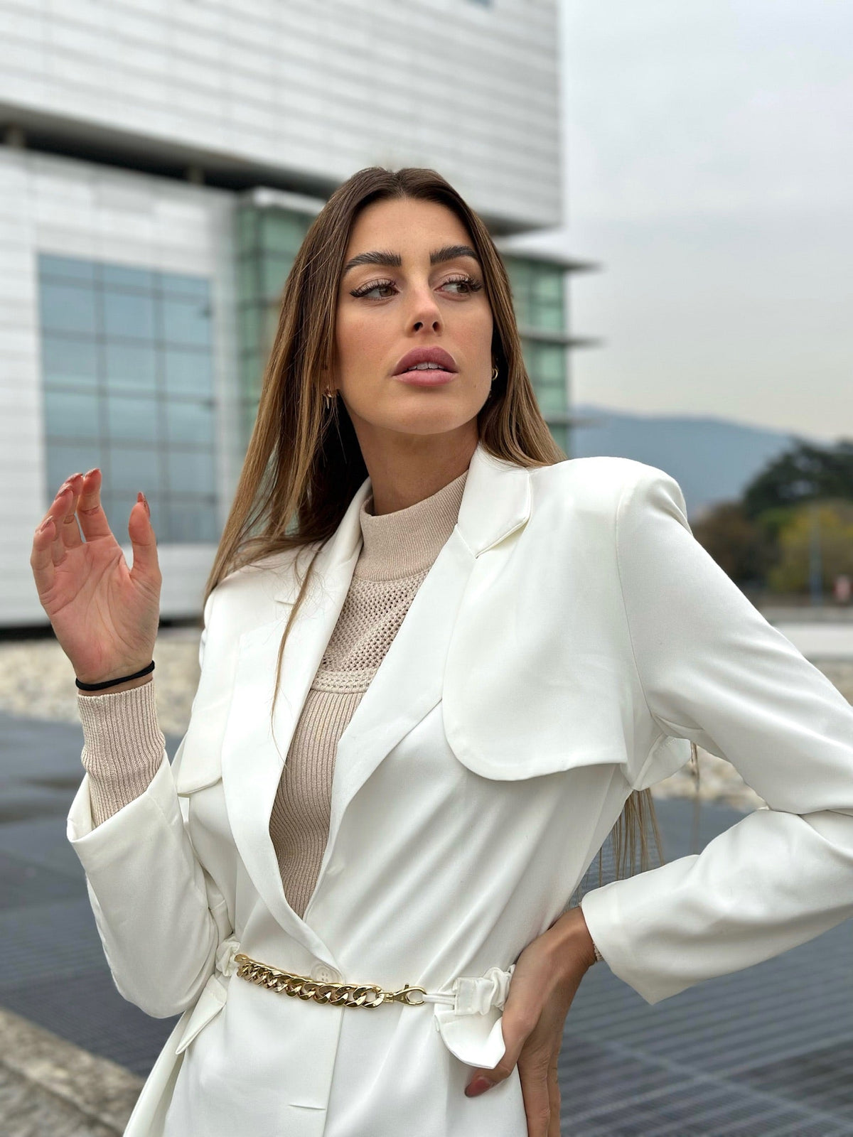 Blazer bianco con cintura