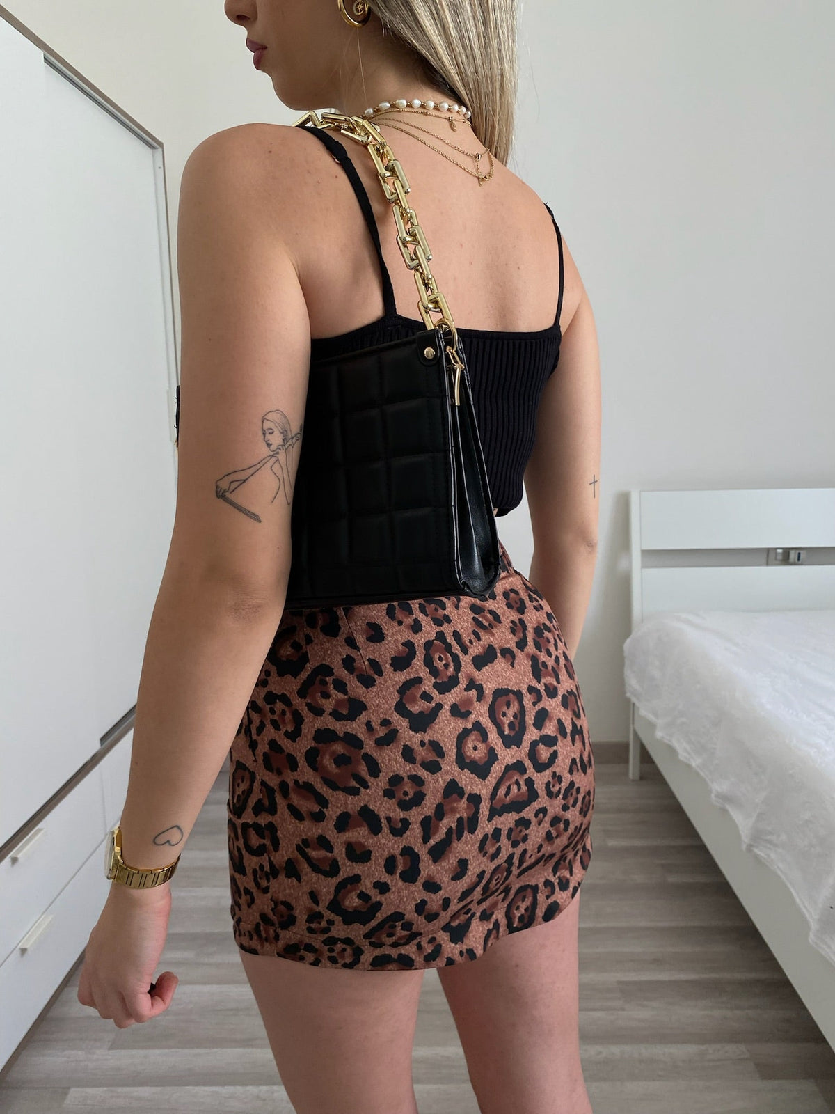 Top nero con anelli oro