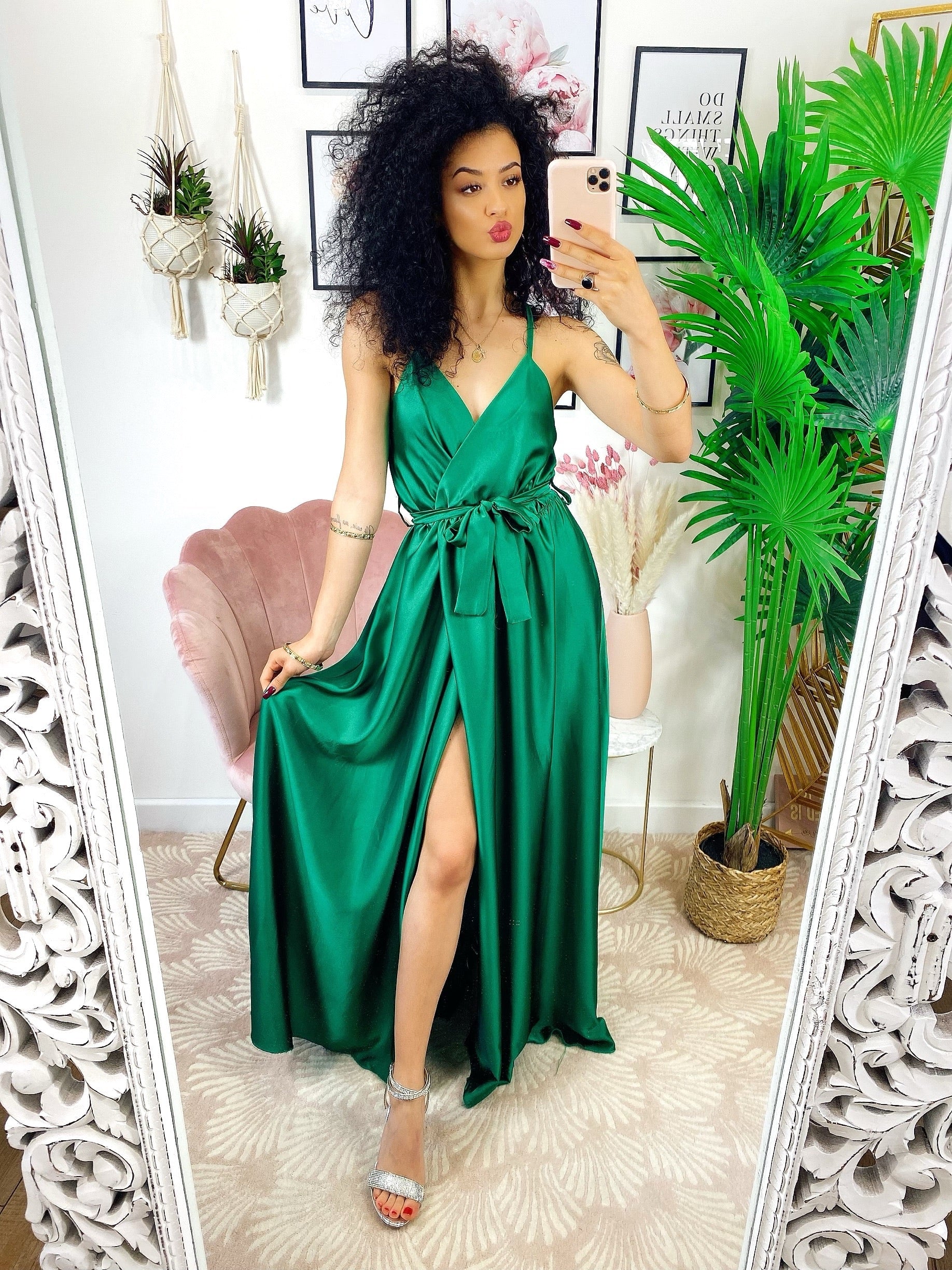 Abito in raso con maxi spacco verde smeraldo