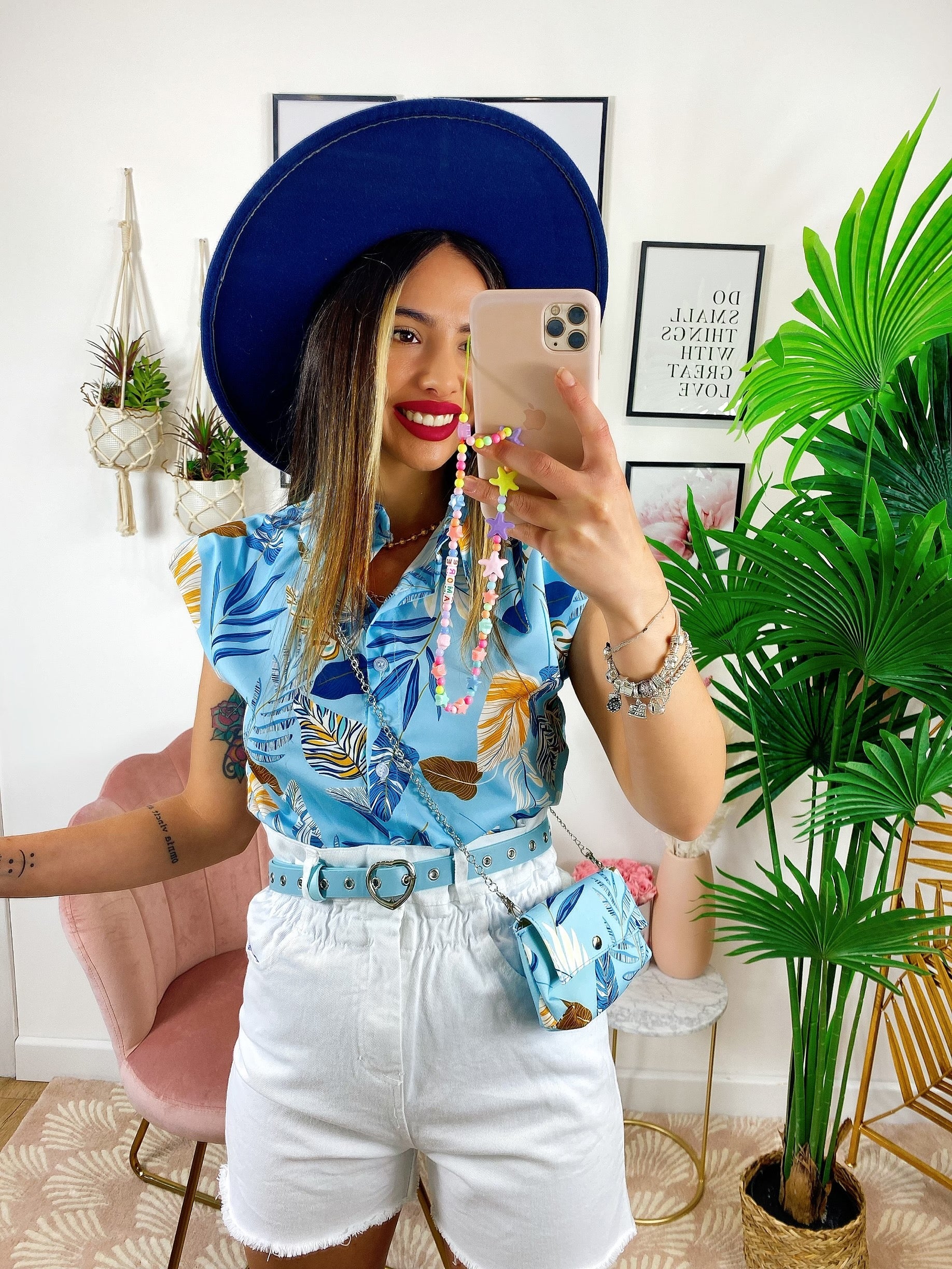 Camicia smanicata floreale con borsetta base Celeste