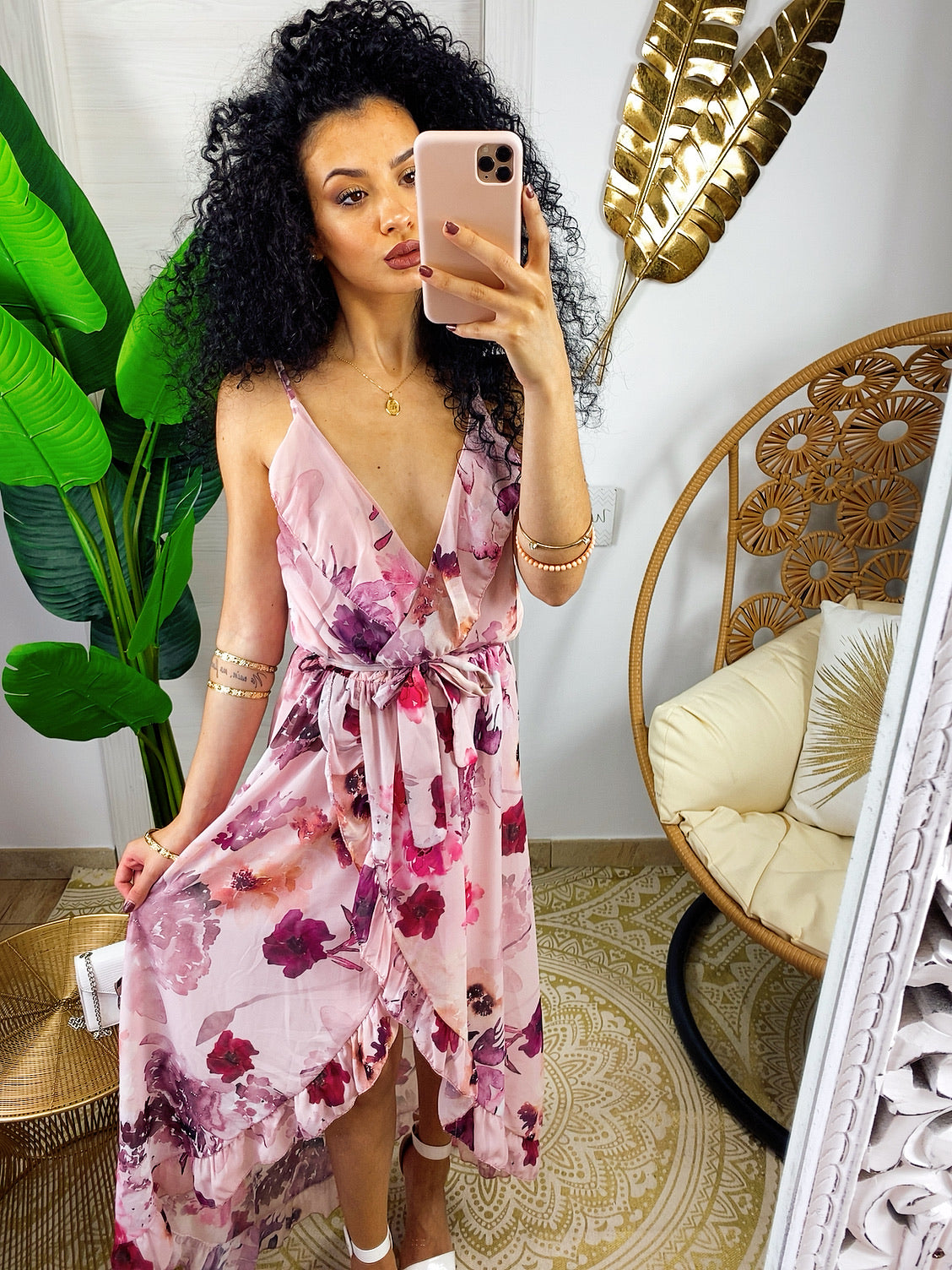 Abito con gonna asimmetrica e fiorellini rosa