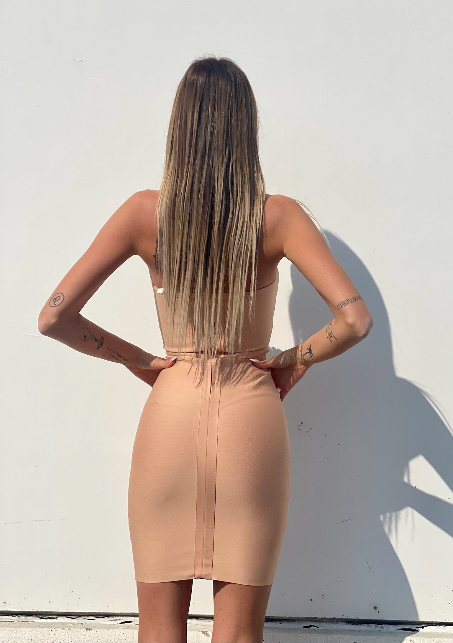 Abito bustier nude con strass